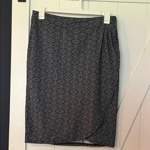 Ripskirt Hawaii Black & White Asymmetrical Pattern Skirt. Size Med Length 3 🌊🌺🐠